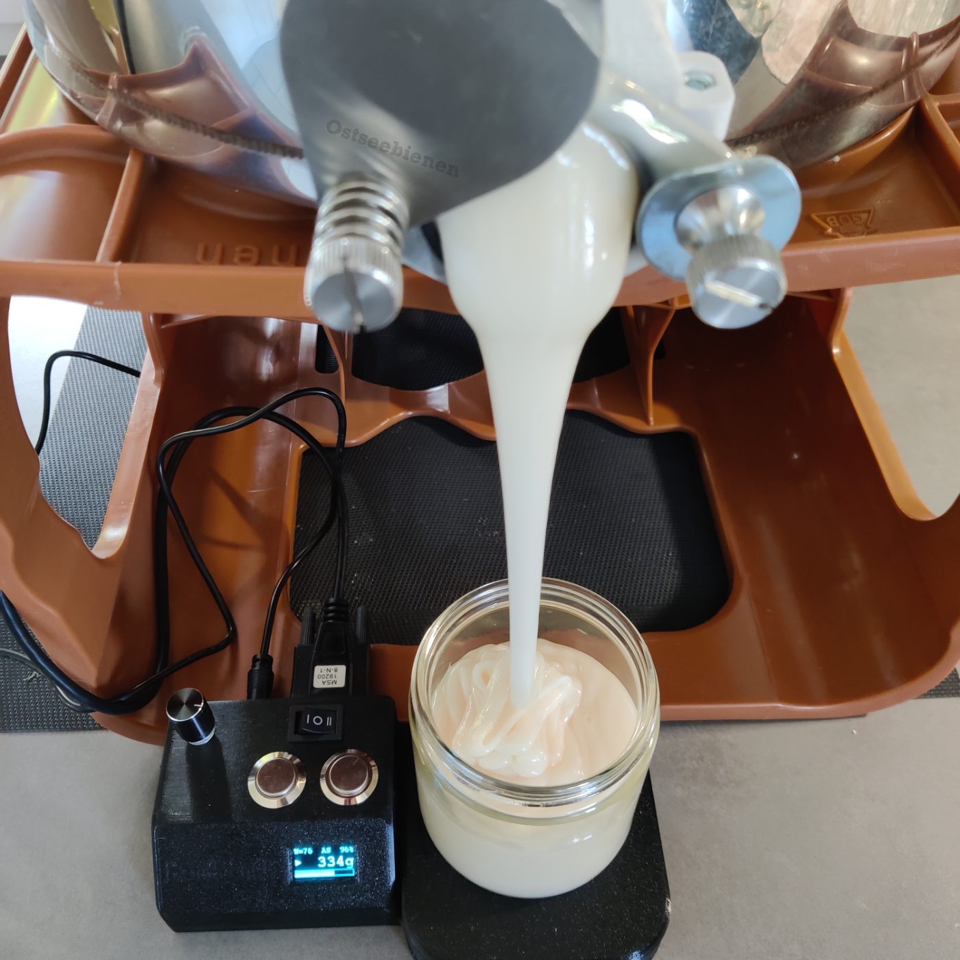 Honig wird in ein Glas abgefüllt